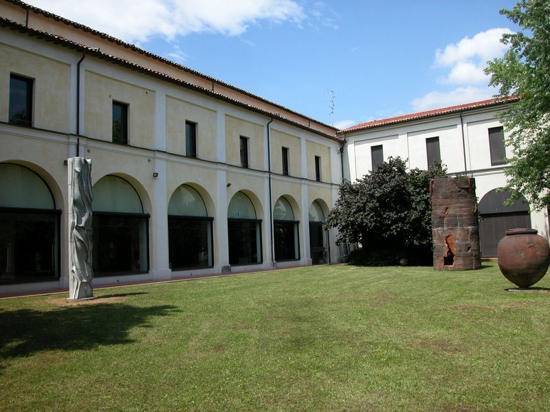 Museo Internazionale delle Ceramiche, cortile interno